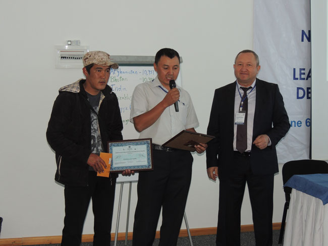 Kuban and Sabir Atjadinov, the Director of the Forestry Agency of the Kyrgyz Republic, hand over the award